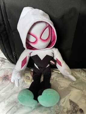 Marvel Talking Spider Gwen City Swinging Ghost Spider Plush w Lights and Sounds